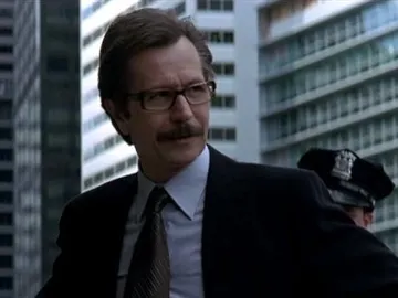 Gary Oldman como James Gordon Gary Oldman como James Gordon