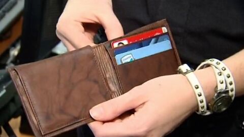 Un trabajador de Metro encuentra un cheque de dos millones de d&oacute;lares en un tren