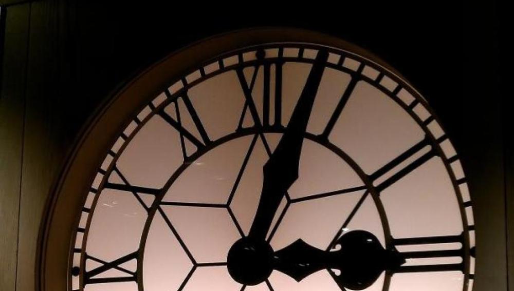 El domingo se retrasarán los relojes una hora