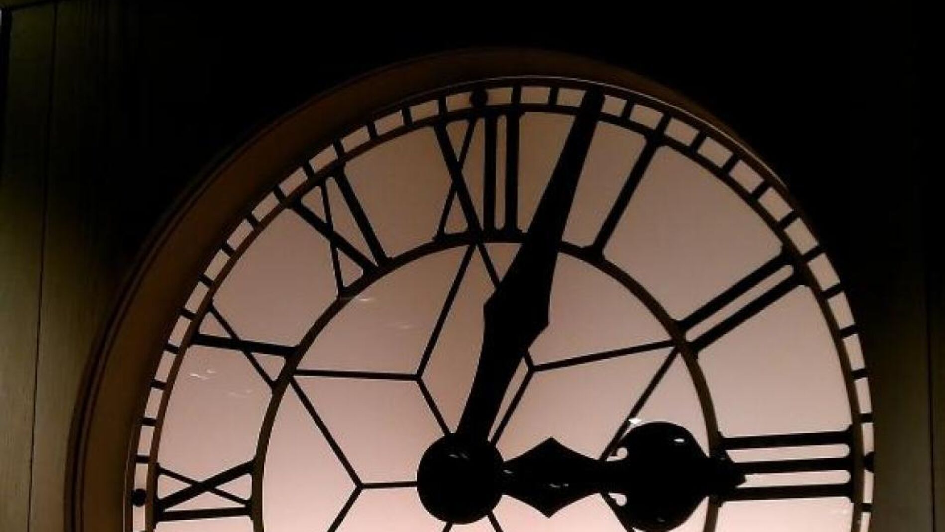 El domingo se retrasar&aacute;n los relojes una hora