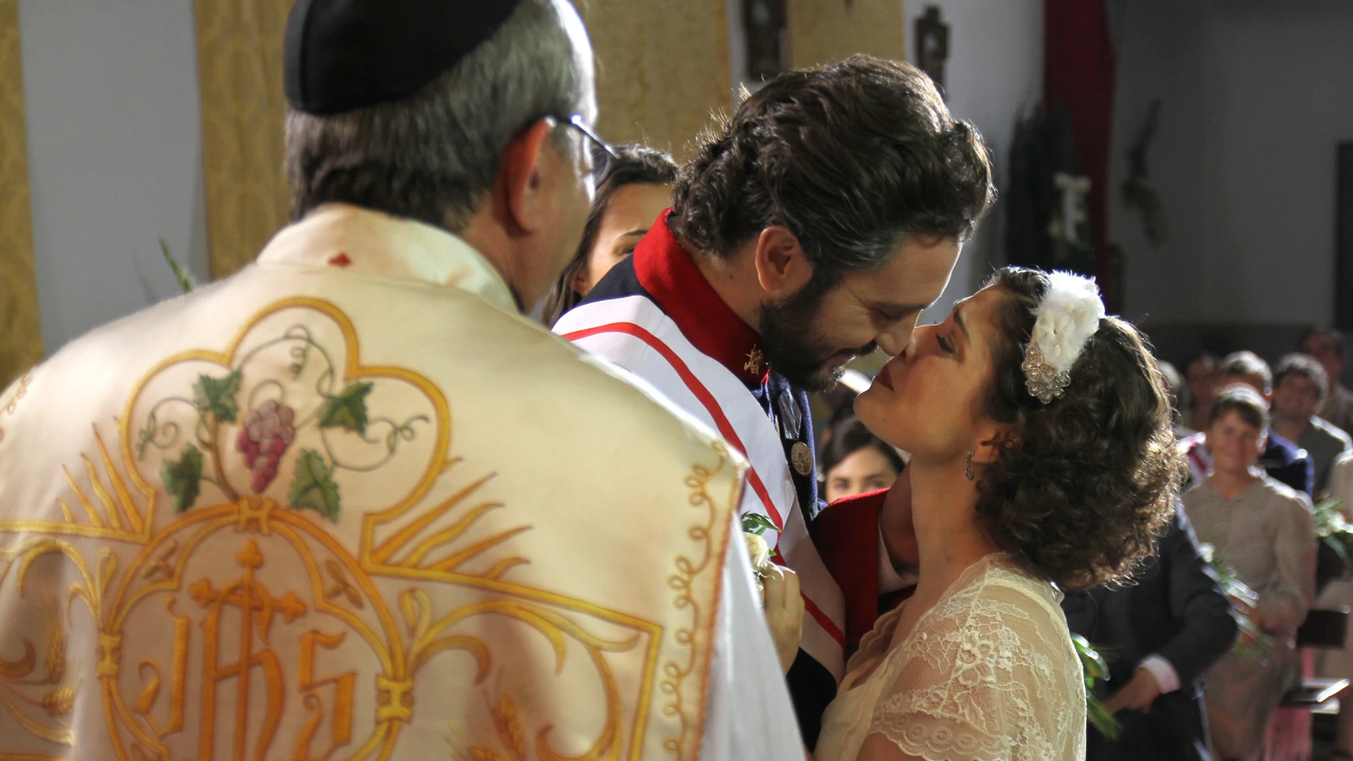 Candela y Tristán se besan en el altar