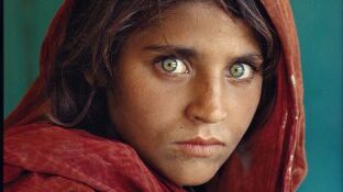 Pakist&aacute;n, 1984. Sharbat Gula, la ni&ntilde;a afgana