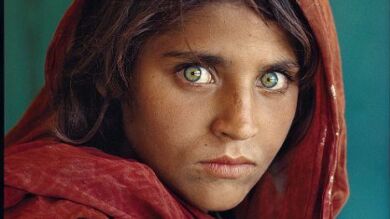 Qué ha sido de Sharbat Gula, la niña afgana que protagonizó la icónica portada de 'National Geographic' en 1985