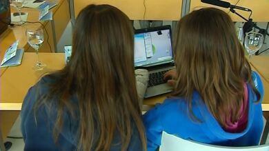La Policía enseña a un grupo de escolares a navegar con seguridad por Internet