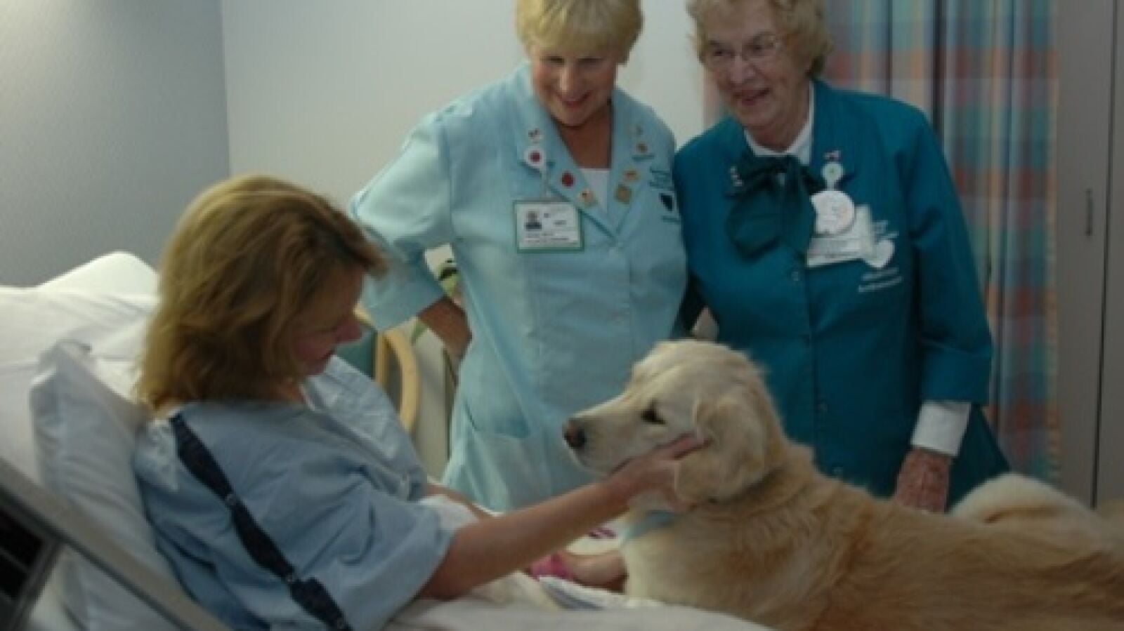 El hospital Sant Joan de Déu utiliza perros para hacer más fácil la atención sanitaria
