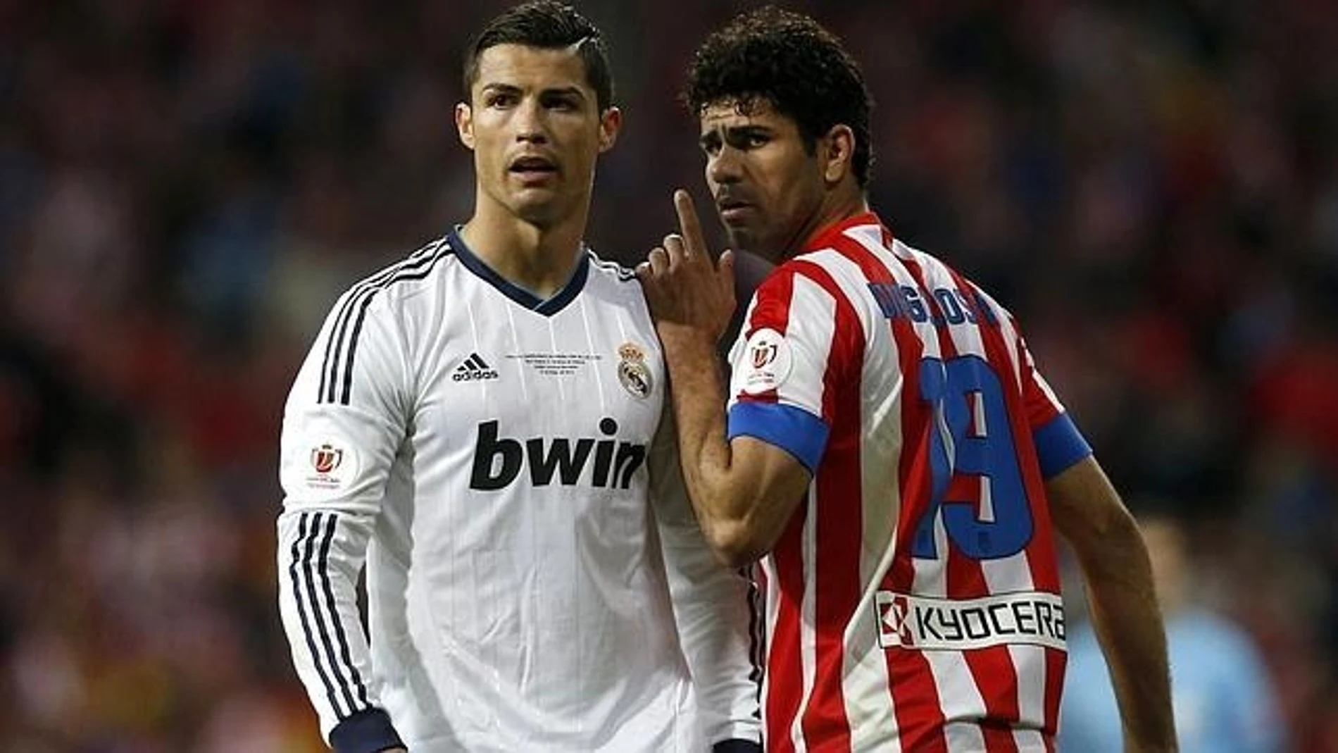 Cristiano Ronaldo y Diego Costa discuten una jugada Cristiano Ronaldo y Diego Costa discuten una jugada