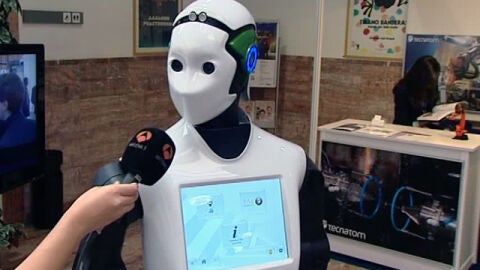 Antena 3 entrevista a un robot