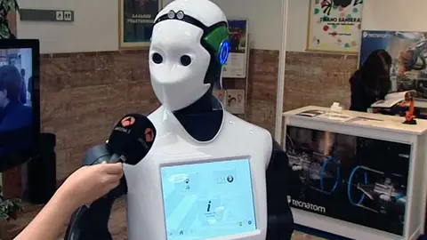 Antena 3 entrevista a un robot Antena 3 entrevista a un robot