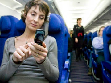 Usando el móvil en un avión