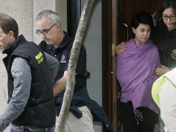 Alfonso Basterra y Rosario Porto acompañados por escolta policial
