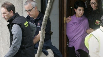 Alfonso Basterra y Rosario Porto acompañados por escolta policial