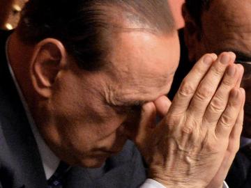 Silvio Berlusconi gesticula durante la intervención del primer ministro italiano, Enrico Letta