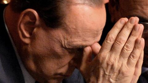 Silvio Berlusconi gesticula durante la intervenci&oacute;n del primer ministro italiano, Enrico Letta