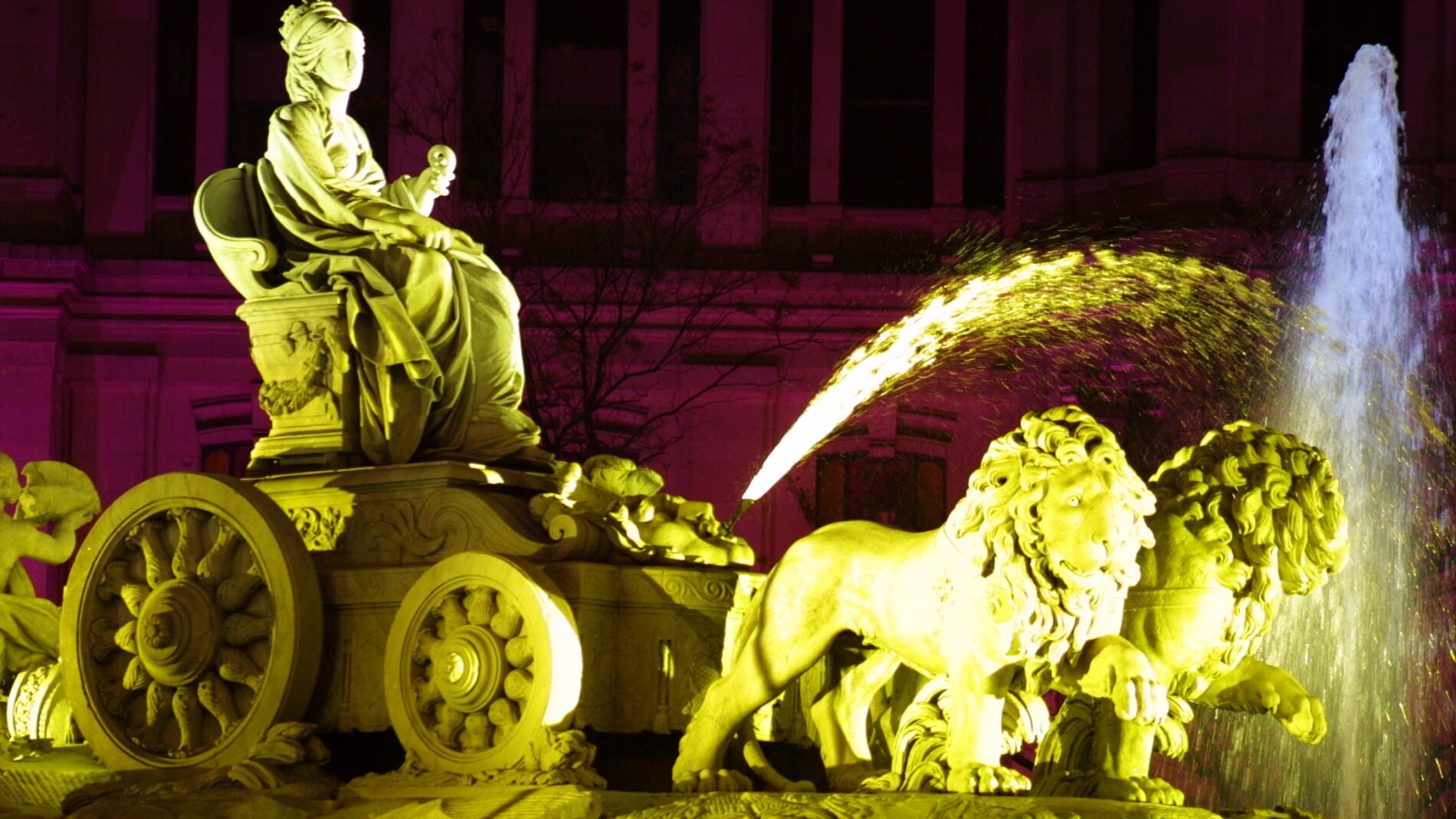 Fuente de Cibeles iluminada por la noche.
