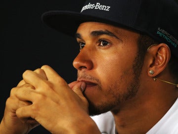 Lewis Hamilton en la rueda de prensa de la FIA