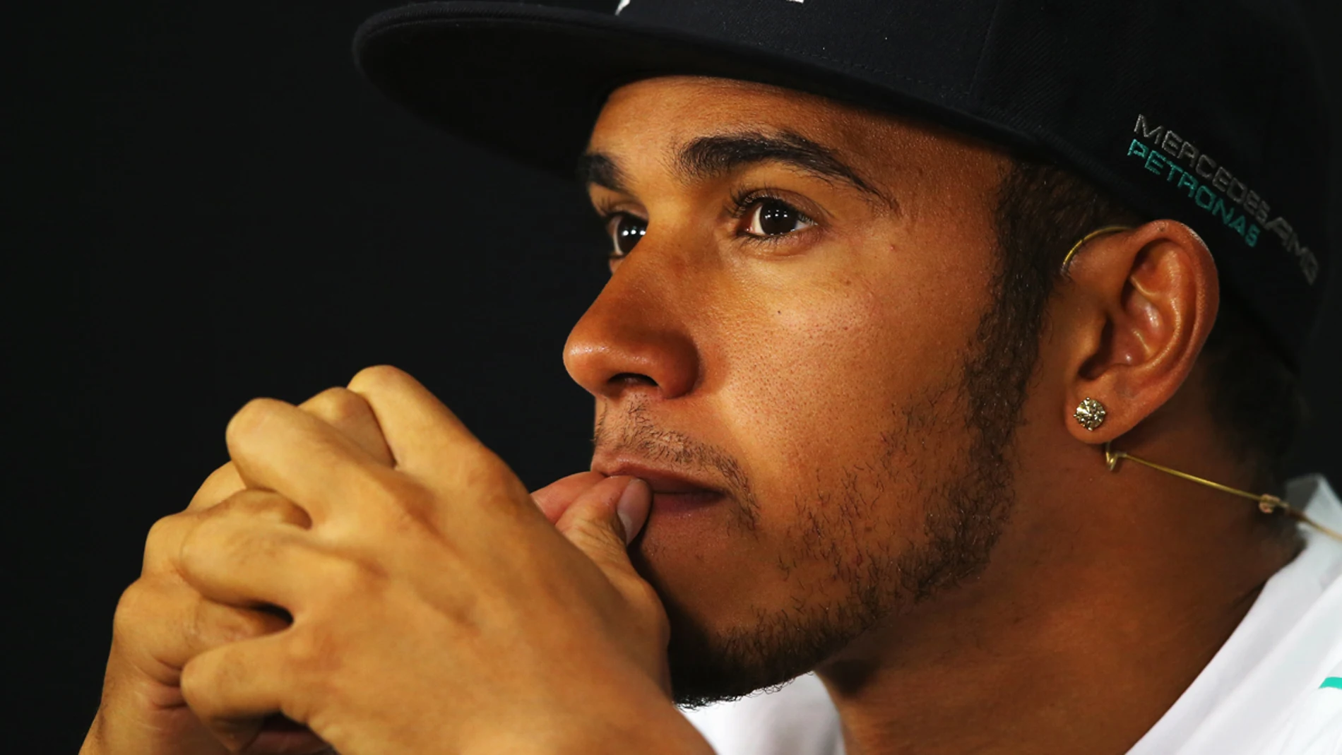 Lewis Hamilton en la rueda de prensa de la FIA