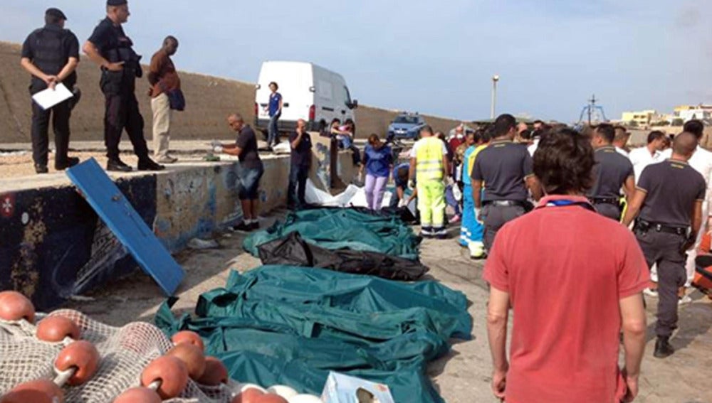 Una barcaza con 500 inmigrantes naufraga en Lampedusa