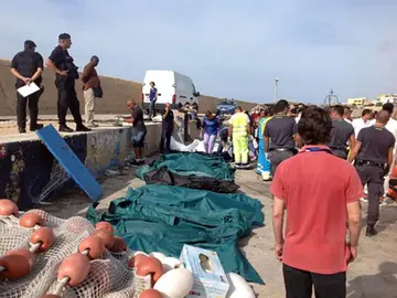 Una barcaza con 500 inmigrantes naufraga en Lampedusa Una barcaza con 500 inmigrantes naufraga en Lampedusa
