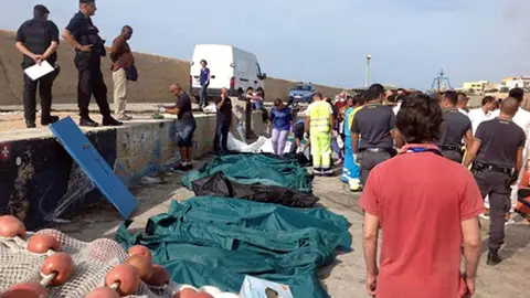 Una barcaza con 500 inmigrantes naufraga en Lampedusa Una barcaza con 500 inmigrantes naufraga en Lampedusa