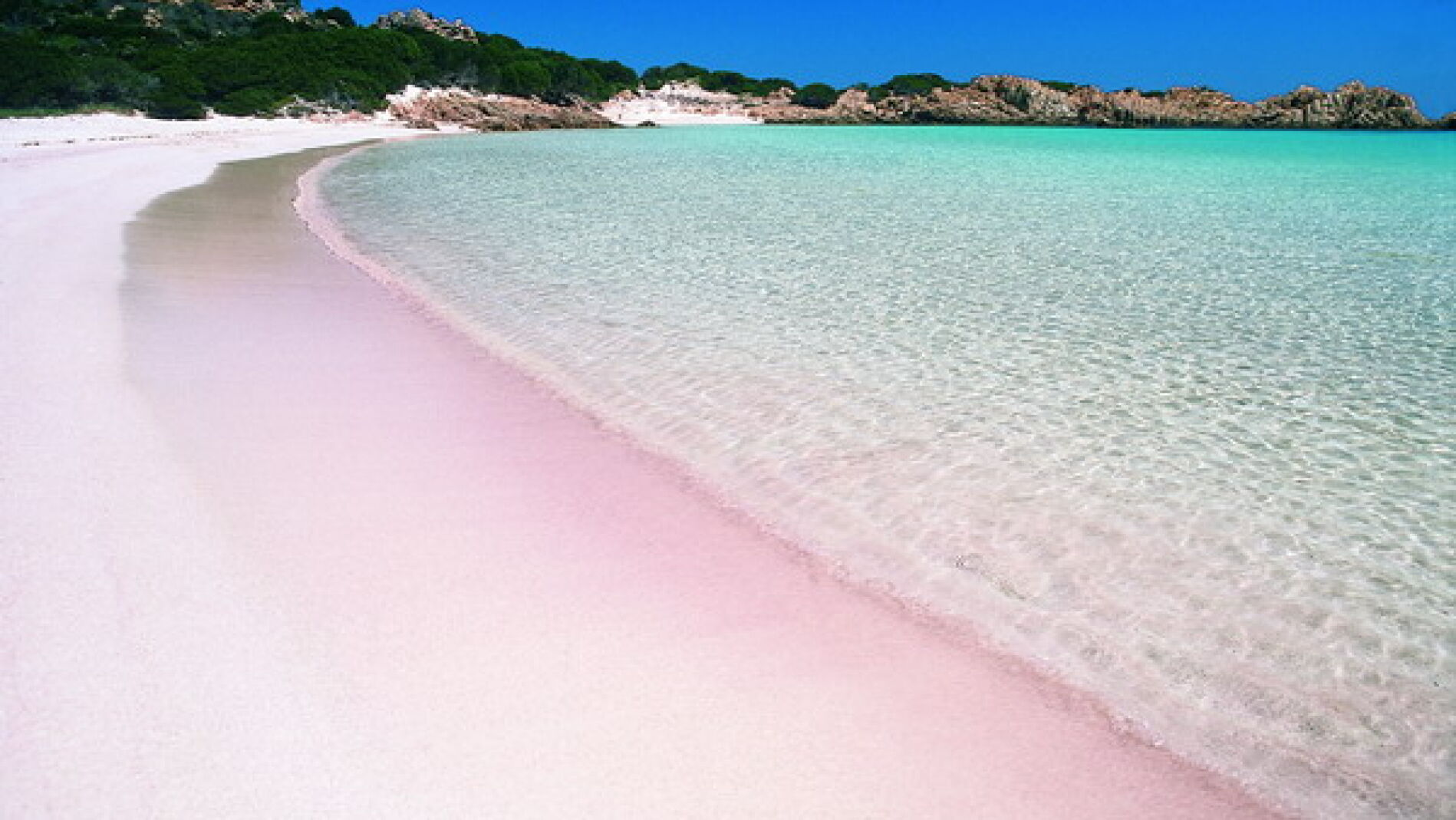 Playa con la famosa arena rosa en la isla de Budelli