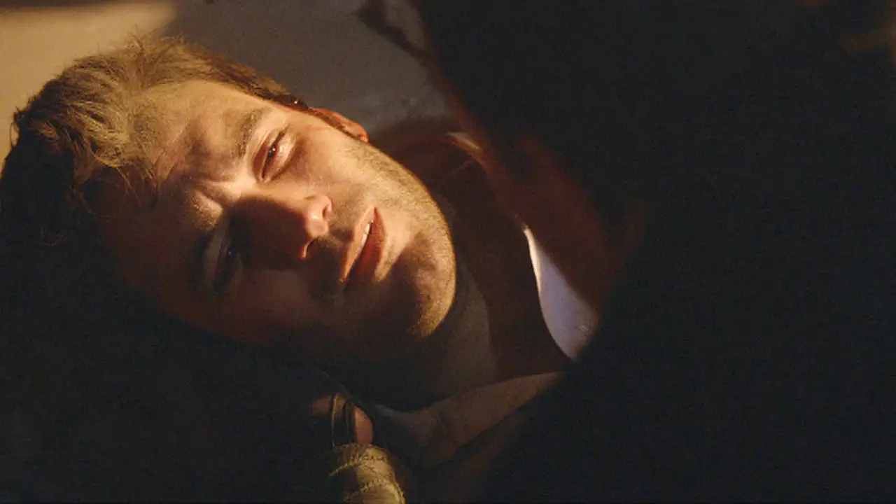 Tommy muere en los brazos de Oliver