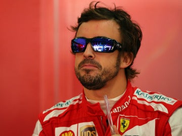 Alonso espera en el box