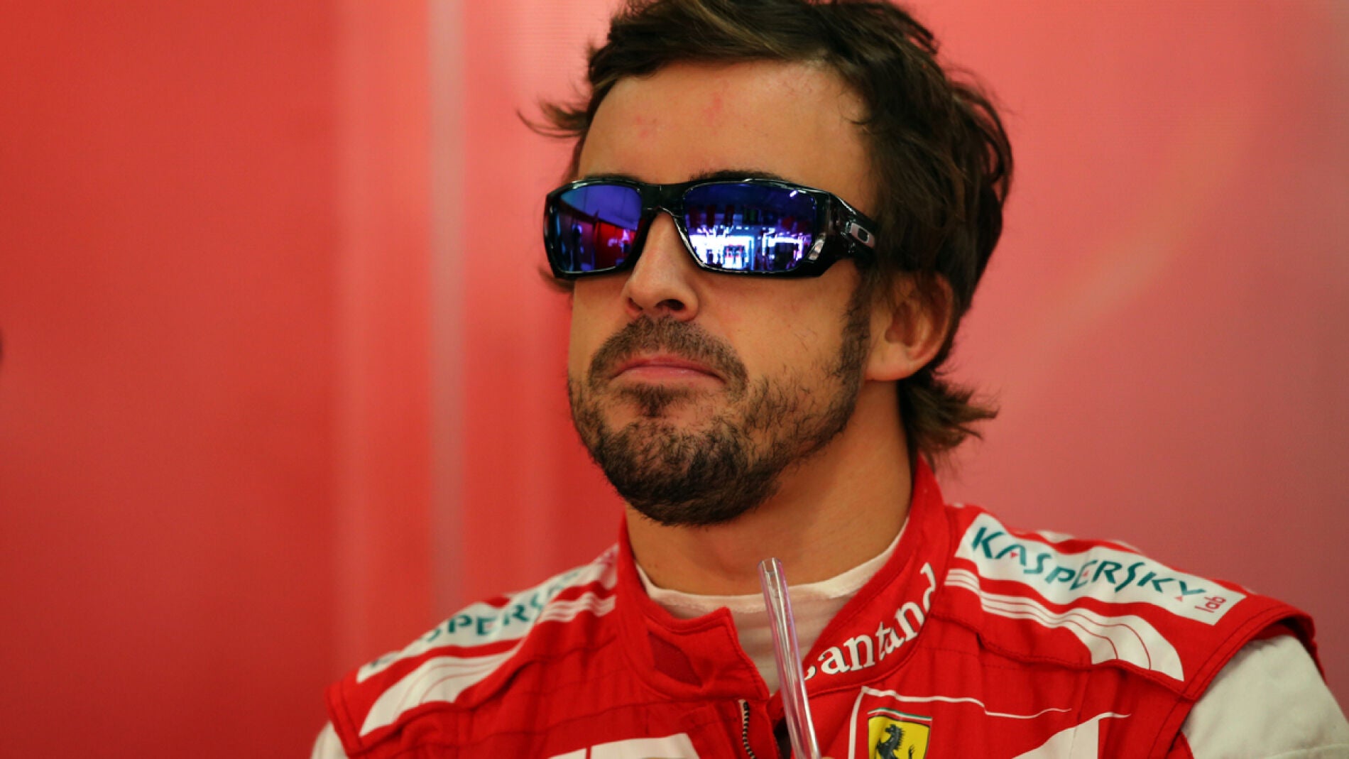 Alonso espera en el box