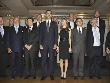 Foto de familia de la gala de los premios Liber con los Príncipes de Asturias, Felipe y Letizia Foto de familia de la gala de los premios Liber con los Príncipes de Asturias, Felipe y Letizia