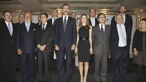 Foto de familia de la gala de los premios Liber con los Príncipes de Asturias, Felipe y Letizia Foto de familia de la gala de los premios Liber con los Príncipes de Asturias, Felipe y Letizia