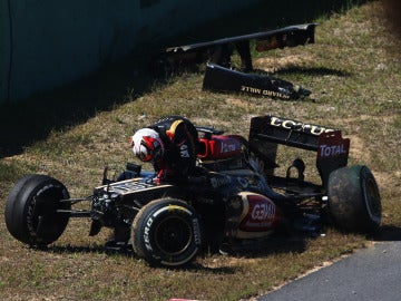 Raikkonen baja de un destrozado Lotus
