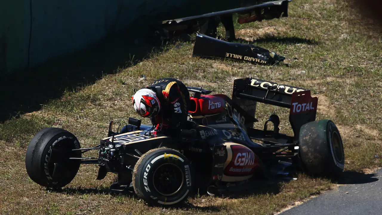 Raikkonen empotra su monoplaza contra el muro