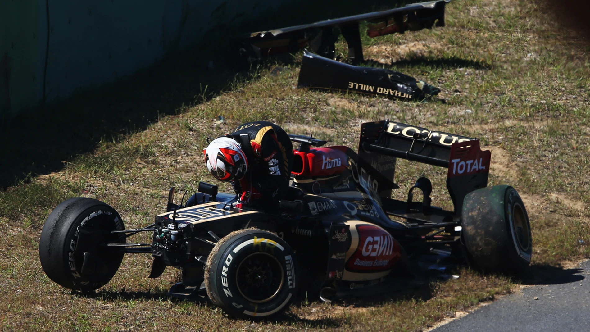 Raikkonen baja de un destrozado Lotus
