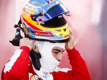 Fernando Alonso se quita el casco