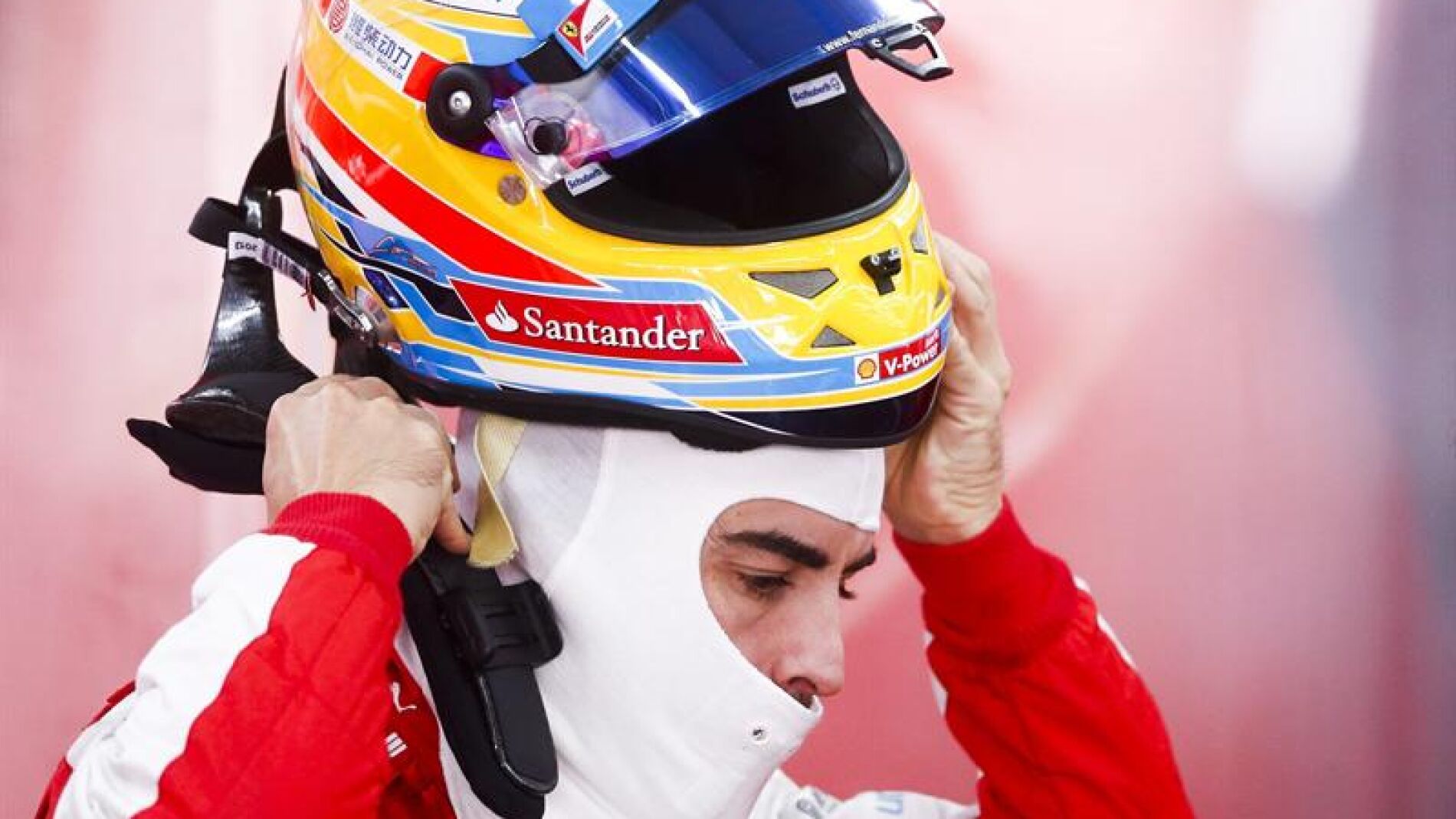 Fernando Alonso se quita el casco