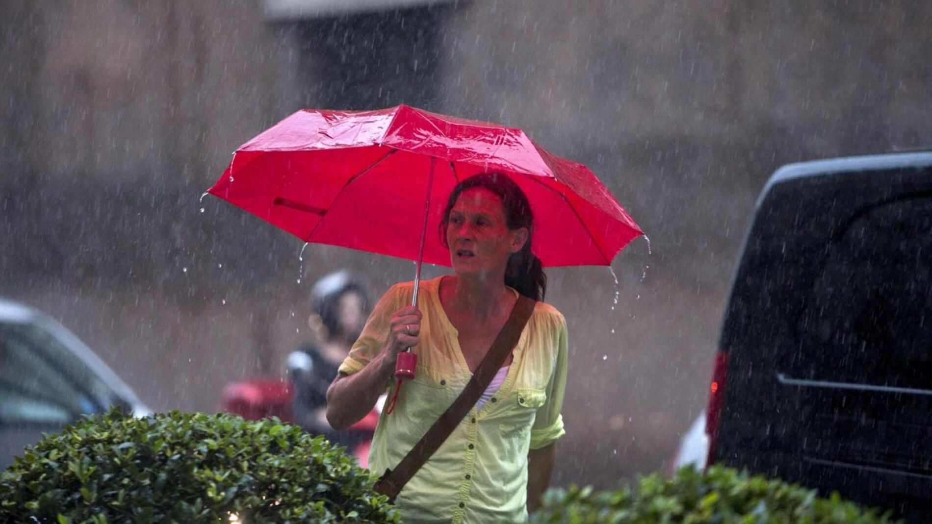 Una mujer pasea bajo la lluvia