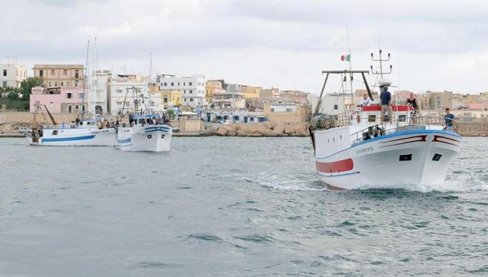 Barco frente a la isla de Lampedusa