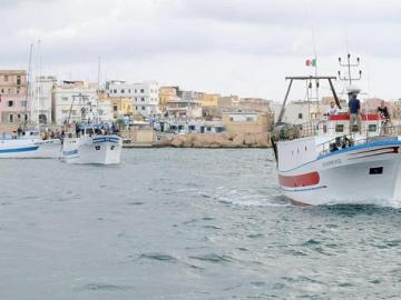 Barco frente a la isla de Lampedusa