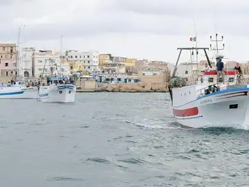 Barco frente a la isla de Lampedusa Barco frente a la isla de Lampedusa