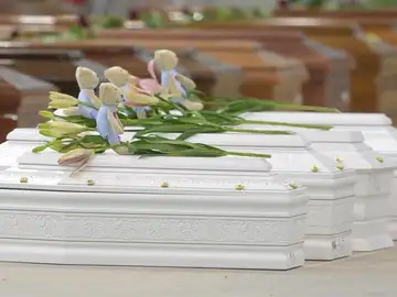 Ataudes de los niños hallados muertos en Lampedusa Ataudes de los niños hallados muertos en Lampedusa