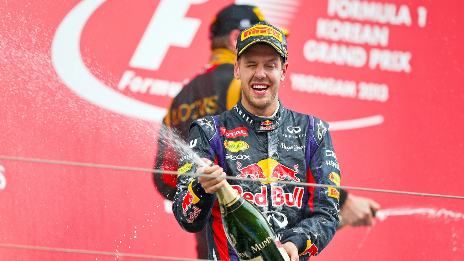 Vettel celebra su victoria en el podio de Corea
