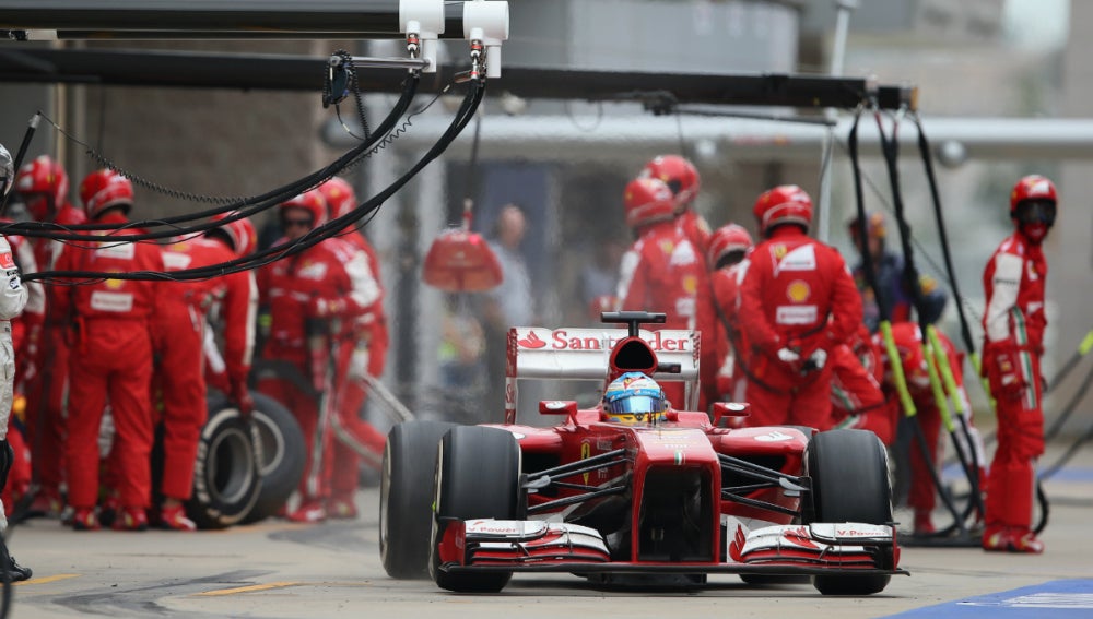Alonso, a la salida del pit lane