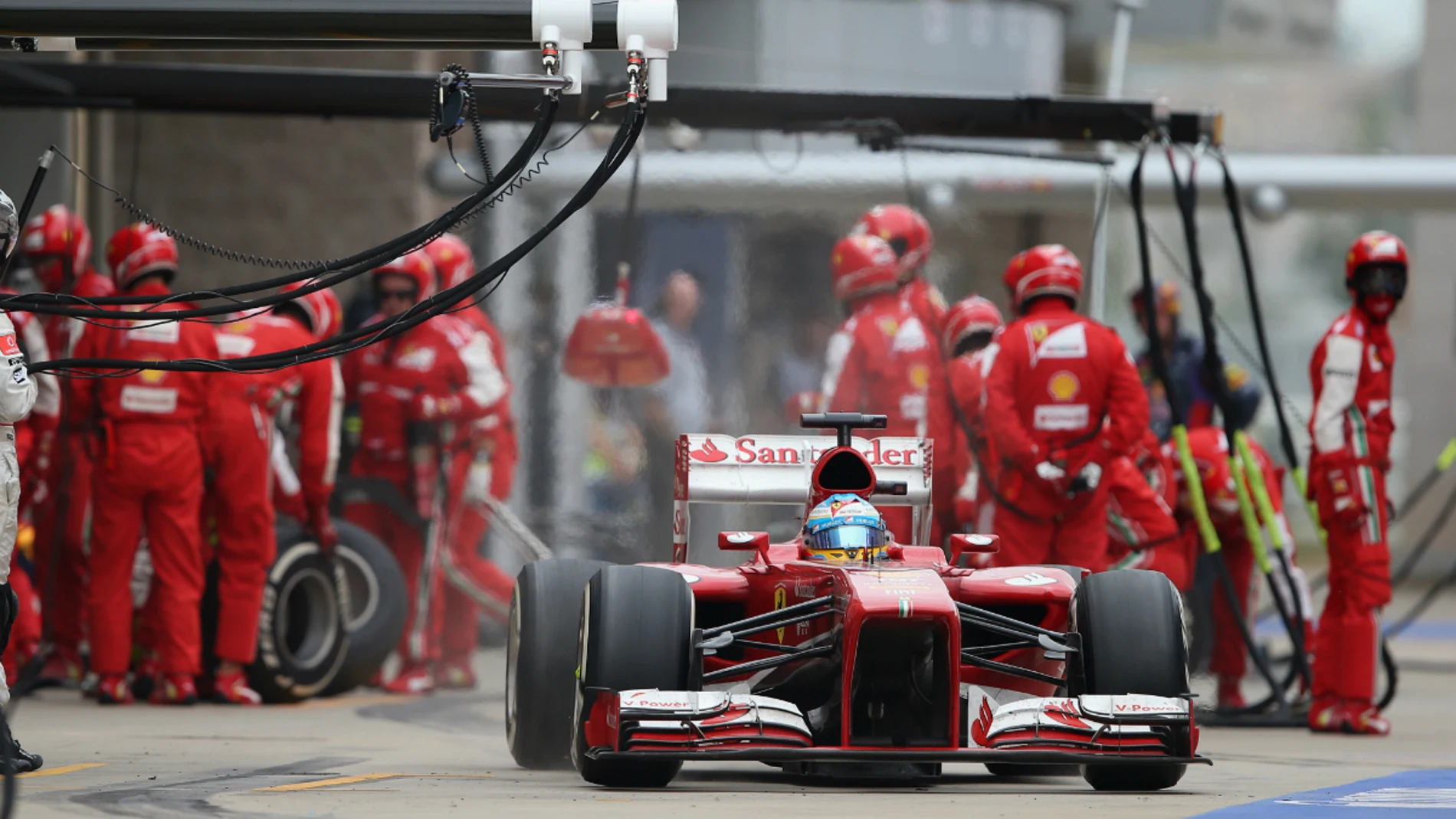 Alonso, a la salida del pit lane