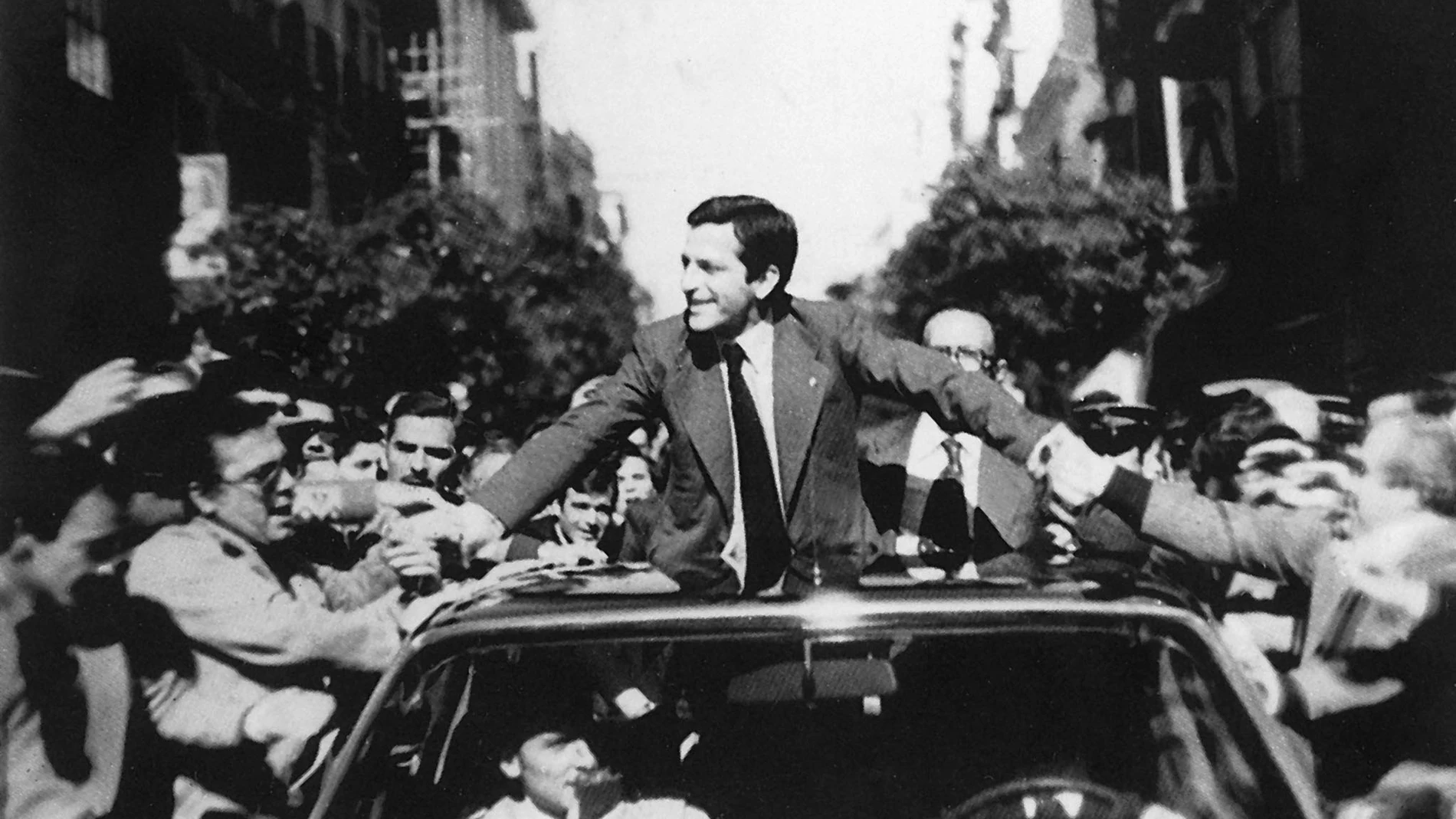 Adolfo Suárez se da un baño de masas