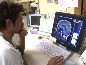 Un investigador analiza el funcionamiento del cerebro