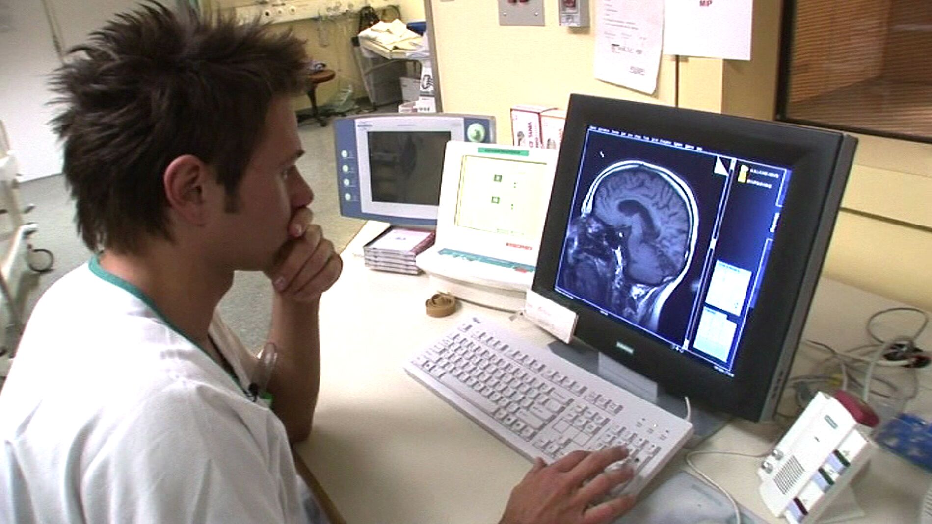 Un investigador analiza el funcionamiento del cerebro