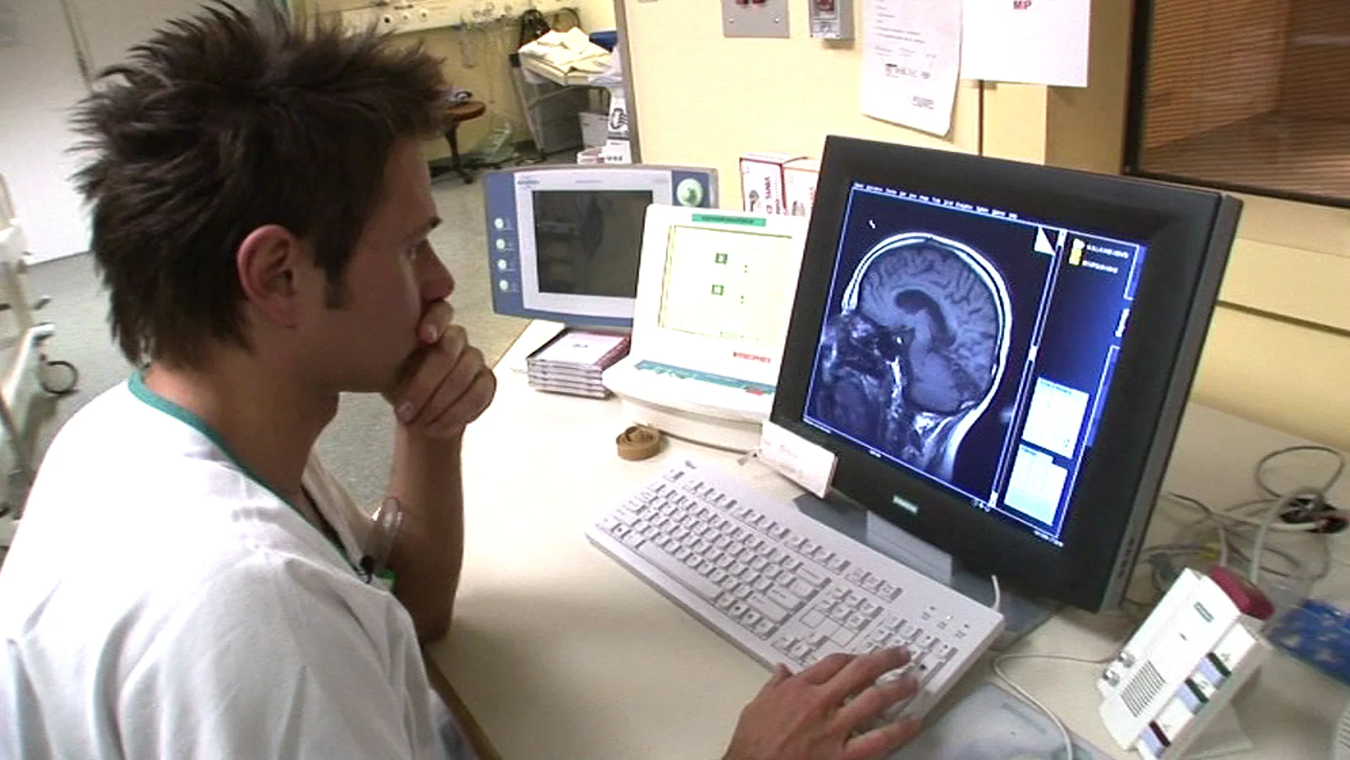 Un investigador analiza el funcionamiento del cerebro Un investigador analiza el funcionamiento del cerebro