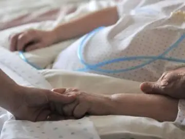 Mujer enferma en el hospital Mujer enferma en el hospital