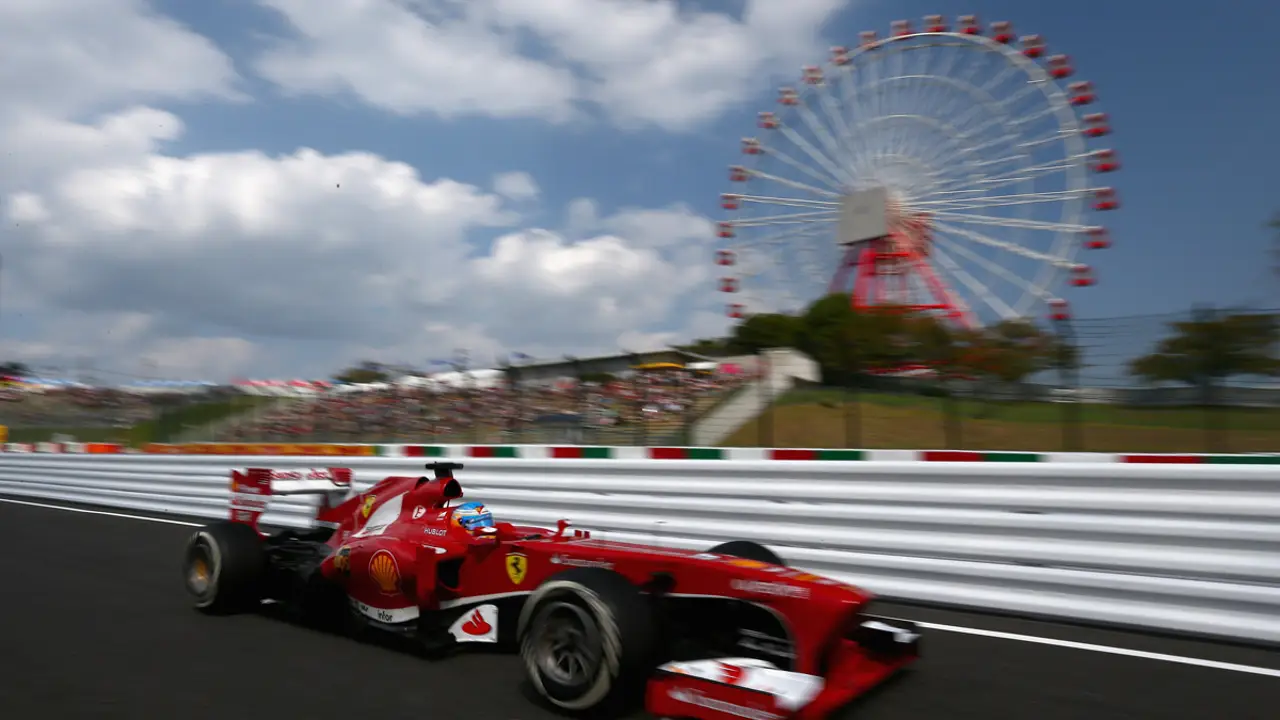 Alonso pasa junto a la noria de Suzuka