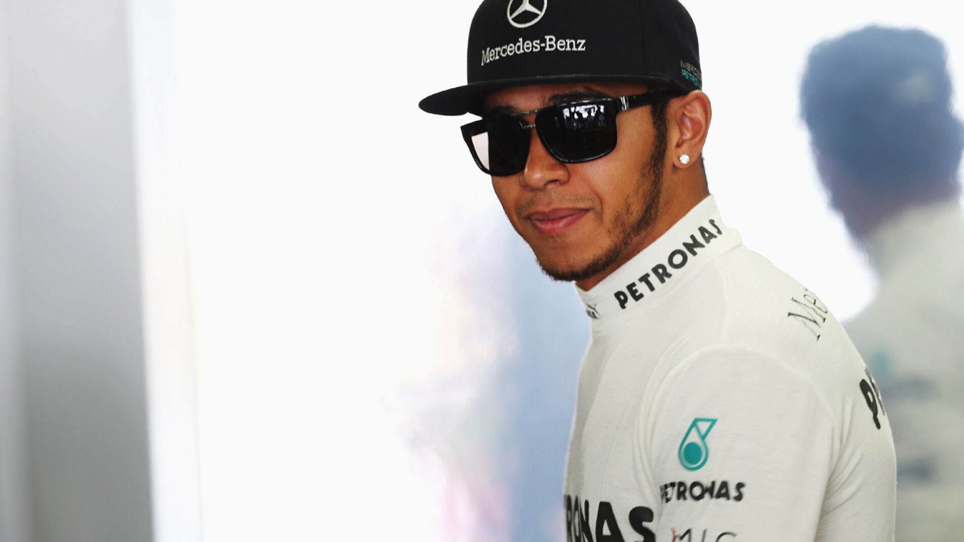 Hamilton presume de gafas de sol