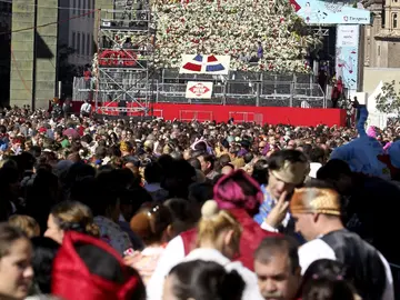 La Virgen del Pilar luce ya en Zaragoza el tradicional y colorido manto La Virgen del Pilar luce ya en Zaragoza el tradicional y colorido manto